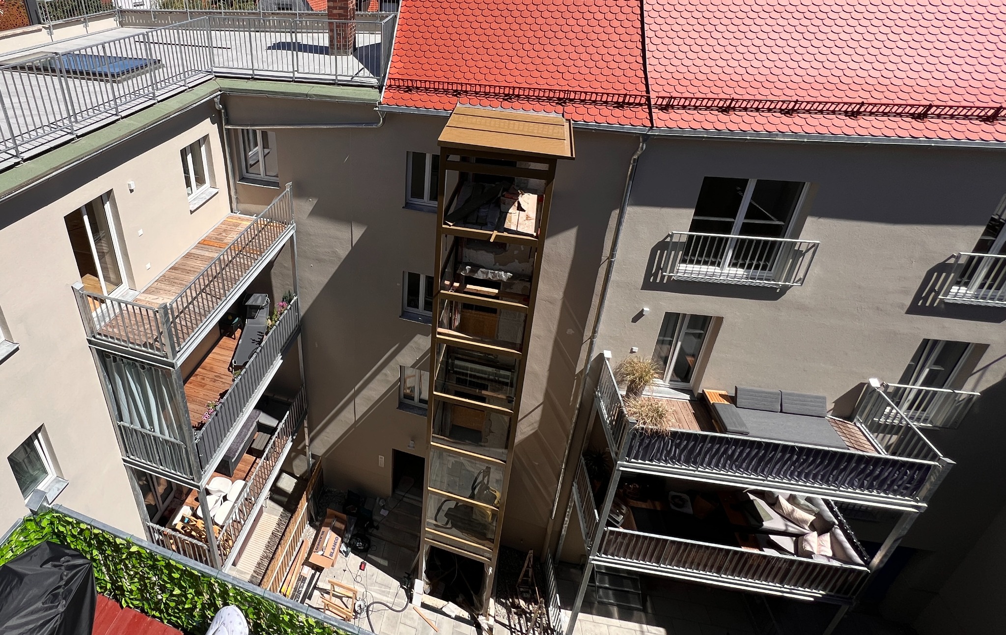 Außenglasaufzug im Altbau